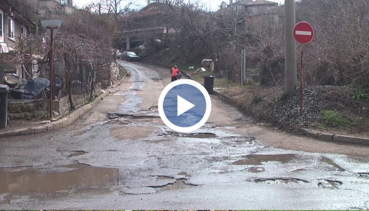 Дупки с остри ръбове по цялата улица тормозят русенци, а жалбите им остават глас в пустиня