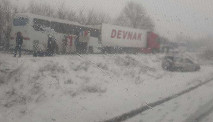 Автобус на фирма "Етап" се блъсна в ТИР Автобус на фирма "Етап" се блъсна в ТИР