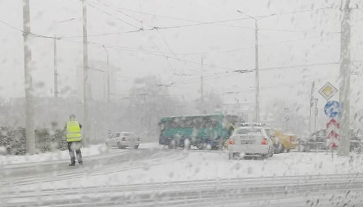 В момента органите на "Пътна полиция" регулират движението