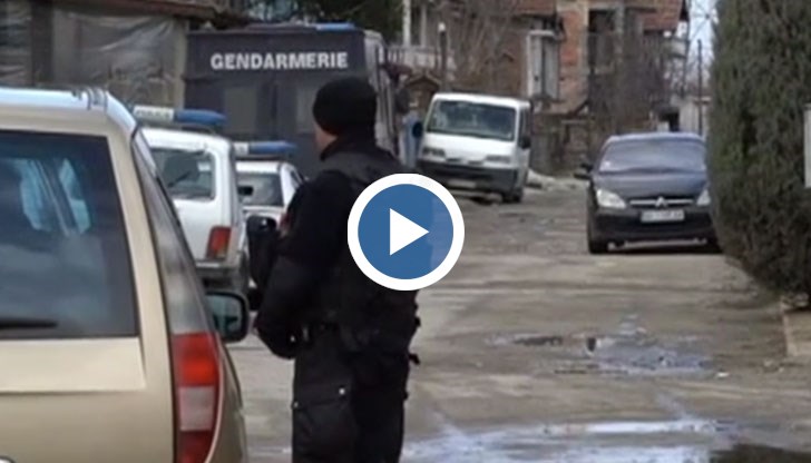 Ромският квартал "Нов път" е блокиран от бронирани автомобили на жандармерията