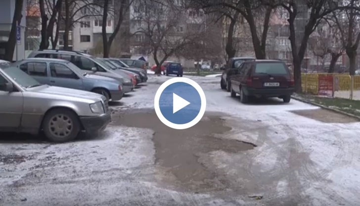 7-метрова дупка на паркинг в града тормози шофьорите