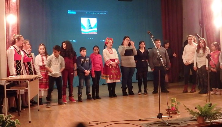 Представители от четирите основни училища в община Ценово участваха в празник, посветен на 140-та годишнина от Освобождението на България