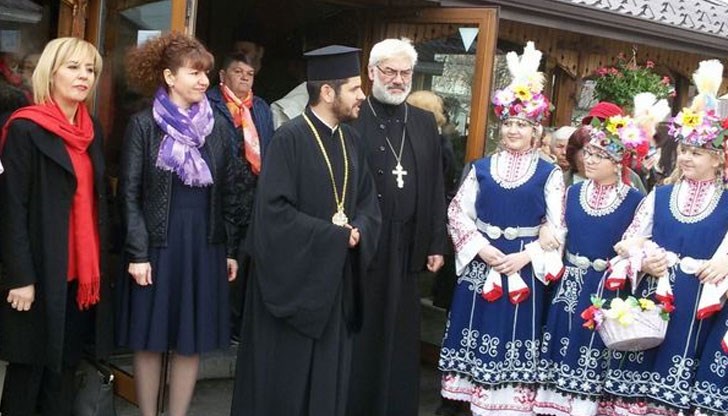 Омбудсманът Мая Манолова раздаде на социално слаби и възрастни хора 350 пакета с храна