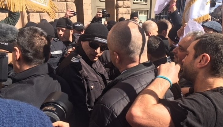 Протестиращи искат да разкъсат полицейския кордон и да нахлуят при Бойко Борисов