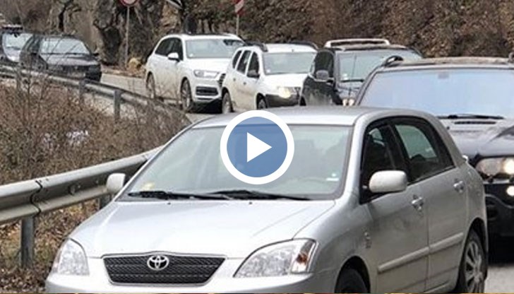 Километрични опашки от автомобили се образуваха заради свлачище в участъка между Наречен и Бачково