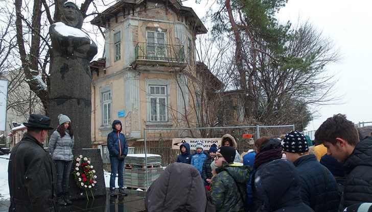Честването започна сутринта, с поднасянето на венец и цветя пред паметника на Тонка Обретенова
