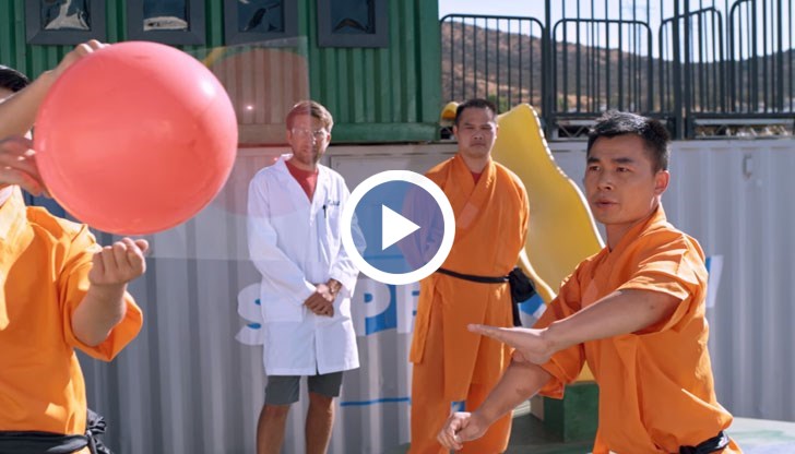 На кадрите се вижда как се спуква балона зад стъклото