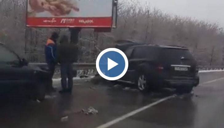 Мъж от Николов навлиза с Мерцедес-а си в насрещното движение и удря Дачия-та на русенеца