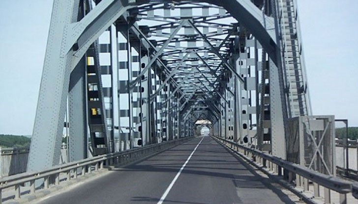 Променена е абонаментната такса за български фирми, чиито представители преминават по Дунав мост с леки автомобили