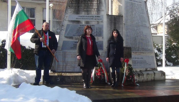 Признателните жители поднесоха пред паметниците на падналите за свободата на България венци и цветя