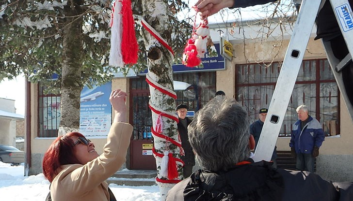 Млади и стари се събраха да украсят мартенското дърво със символите на пролетта
