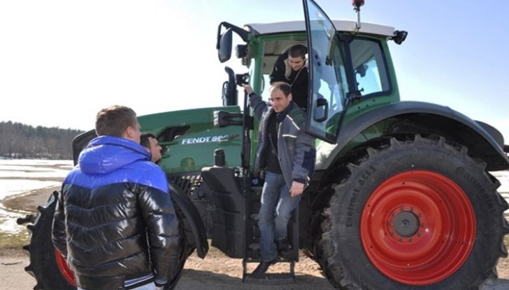 На учебния полигон в ПГСС "Ангел Кънчев" е предвидено майсторско управление на трактор