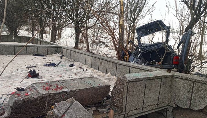 Колата буквално е изкъртила бетонната конструкция на подлеза