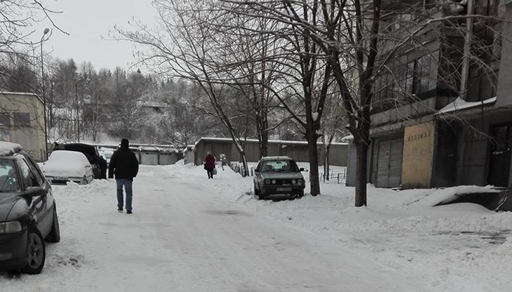 Улицата е опасна за хора и автомобили