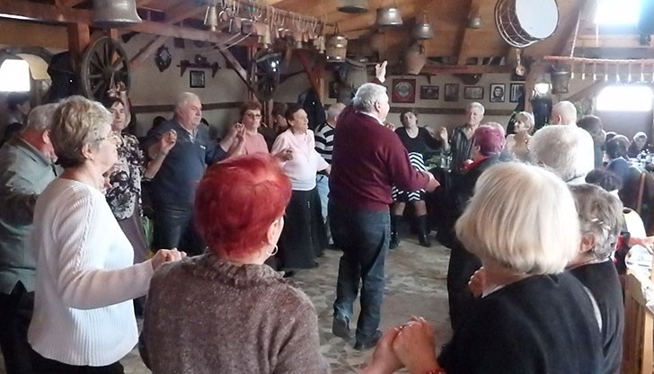 Група от петдесетина жени и мъже с посребрели коси от русенското село Николово гостуваха в Ценово
