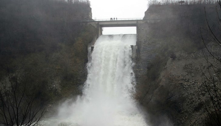 Един от най-големите водоеми у нас изпуска вода Един от най-големите водоеми у нас изпуска вода