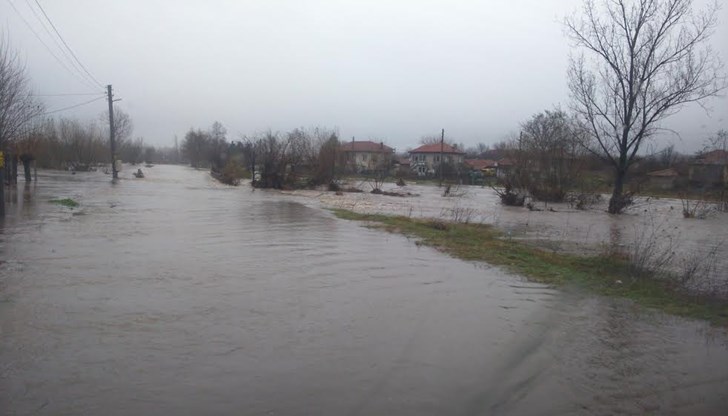 Обявено е бедствено положение, евакуират хората от селата Ботево и Бързина