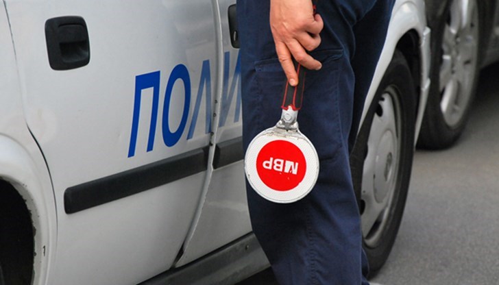 На 27 март около 23.00 ч. на бул. "Цар Освободител" полицейски екип е спрял за проверка лек автомобил марка "Ауди"