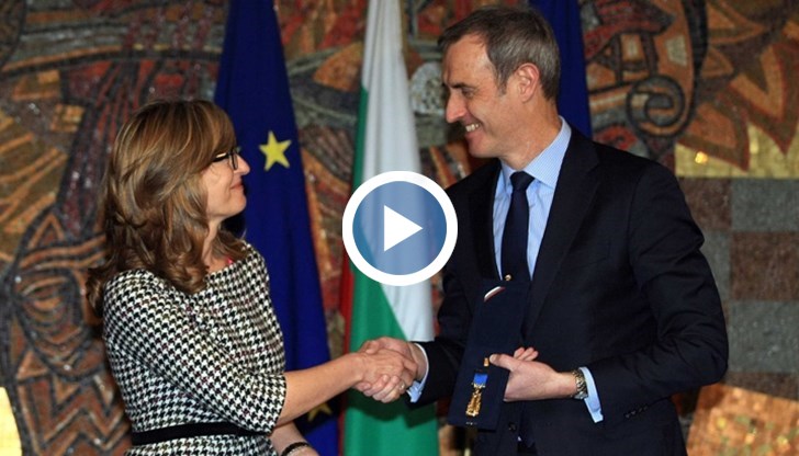 Екатерина Захариева връчи „Златна лаврова клонка” на директора на Европол