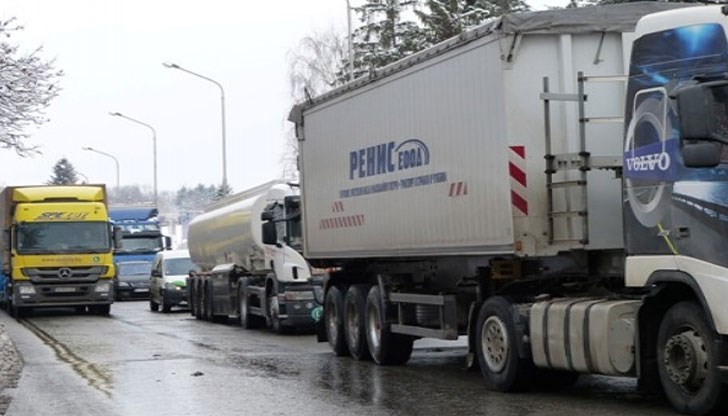 Интензивен е трафикът на изход за товарни автомобили на ГКПП Дунав мост - Русе