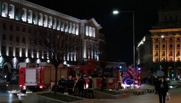 Сигнал за дим от покрива на хотела изправи на нокти пожарникарите в София, а то какво се оказа ...