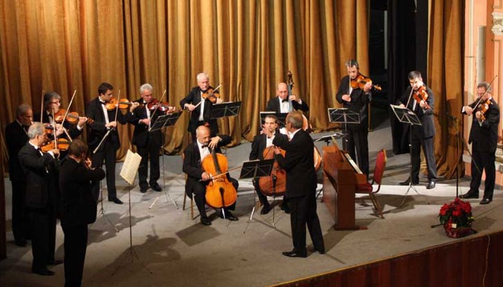 На русенска сцена излизат Камерен ансамбъл "Софийски солисти" с диригент Пламен Джуров На русенска сцена излизат Камерен ансамбъл "Софийски солисти" с диригент Пламен Джуров