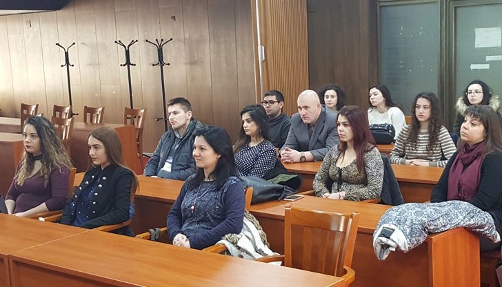 Второкурсници по право от Юридическия факултет на Русенския университет, водени от гл. ас. д-р Диляна Калинова, се срещнаха с юристи от Областната управа