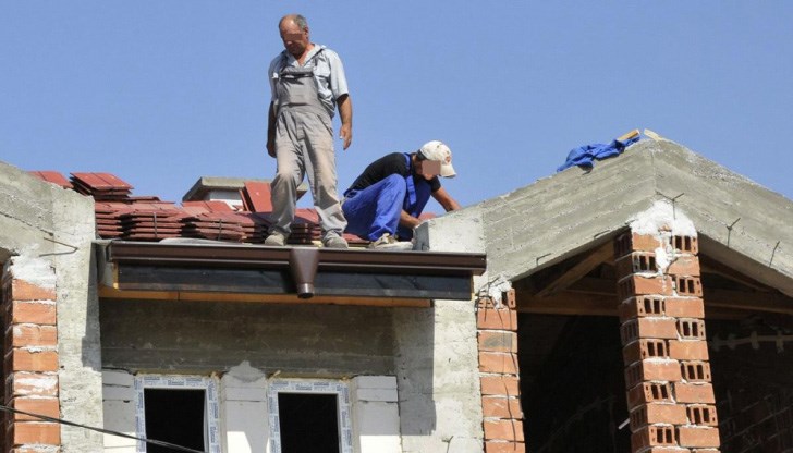 Работниците получават 580 лева, а 1 квадрат струва 500 евро