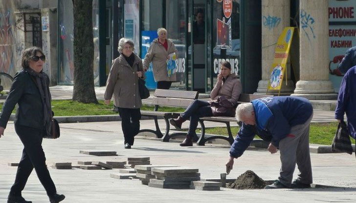 7 години след ремонта на централния градски площад в Русе, всяка пролет започва "кърпене" на плочките