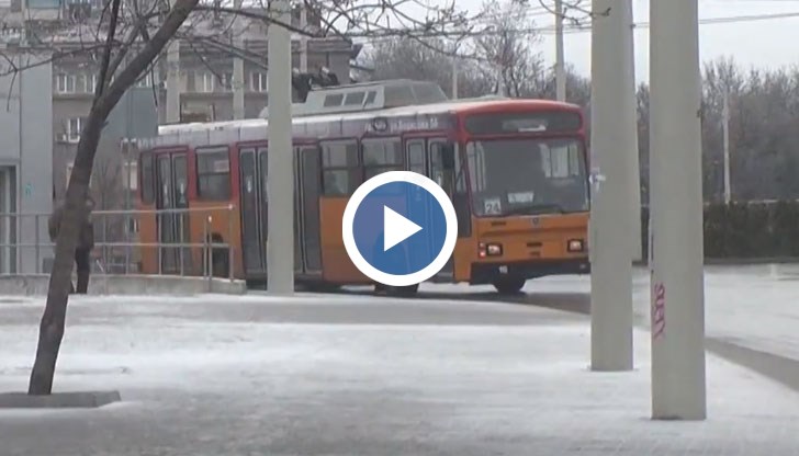 Хем няма тролеи, хем в автобусите не важели картите за градския транспорт, а русенци си мръзнат по спирките