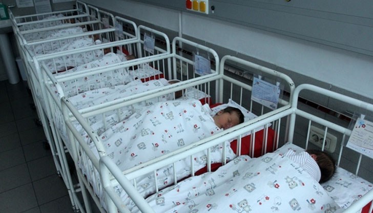 Майки приспиват бебетата си с включени сешоари в креватчета