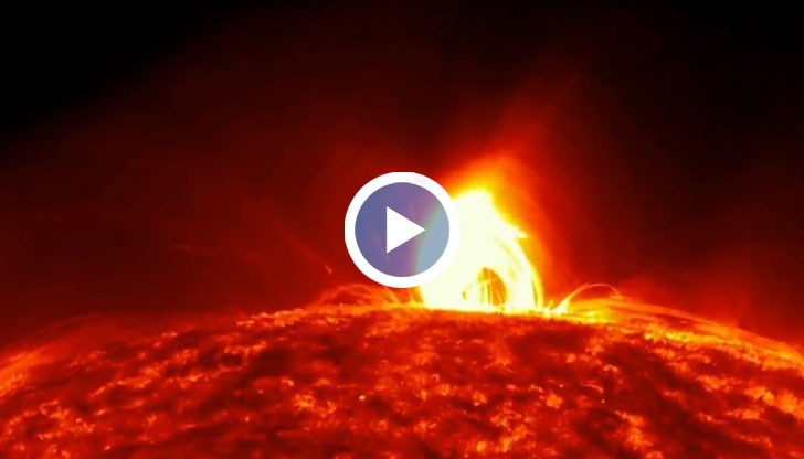 Слънчевата буря съвпада с формирането на "пролуки" в магнитното поле на Земята, които отслабват естествената защита на планетата ни