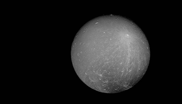 Диона е с диаметър едва 1123 км, което я прави 15-та по големина от сатурновите луни