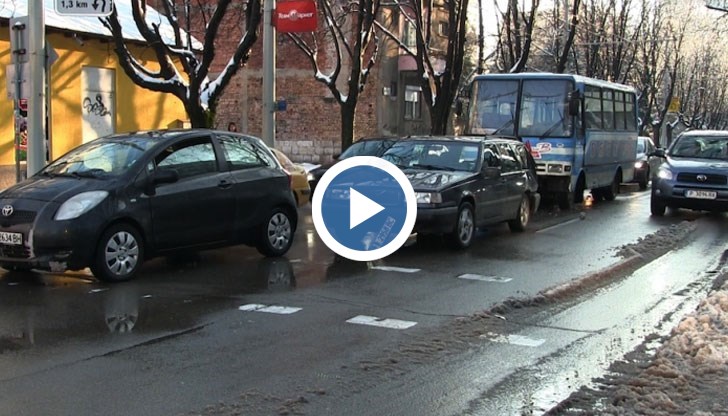 Два автомобила и автобус се блъснаха в района на пешеходната пътека до улица "Митрополит Григорий"