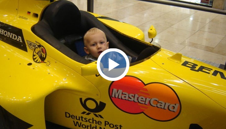 Едва проходил, 2-годишният Андрей се оказва зад волана