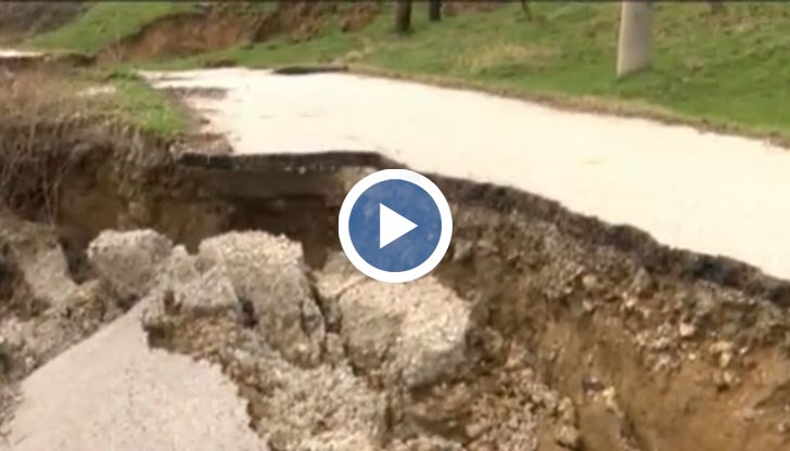 50 метра от асфалтовия път, който свързва двете части на село Калайджии вече липсва