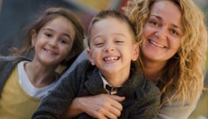 Майка им, жертва на домашно насилие, ги отглежда сама