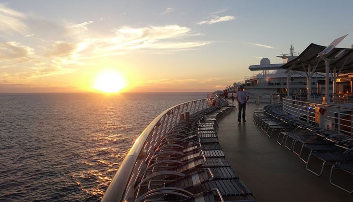 Зад бляскавата визия на тези плаващи острови на удоволствието се крие много труд, а понякога и тайни, които едва ли биха се харесали на всички