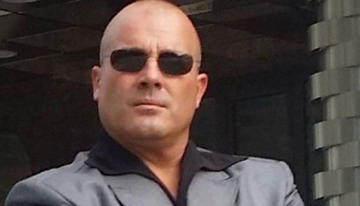 Здравейте, аз съм мъжът, който се обади за крадците в гаража преди малко. Не бързайте. Застрелях ги всичките! Здравейте, аз съм мъжът, който се обади за крадците в гаража преди малко. Не бързайте. Застрелях ги всичките!