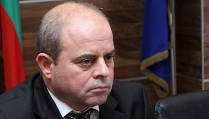 Този човек е не само дребен на ръст, но има и дребнаво мислене