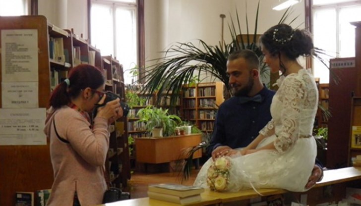 Ива и Радмил се венчаха в библиотеката в Перник