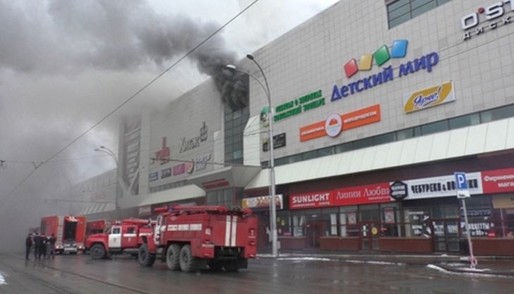 Голям пожар обхвана търговски център в сибирския град Кемерово