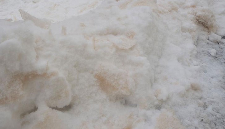 Цветни снежинки озадачиха жителите на града тази сутрин