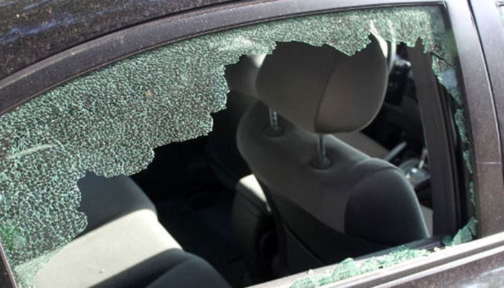 Русенец откри колата си със счупени стъкла