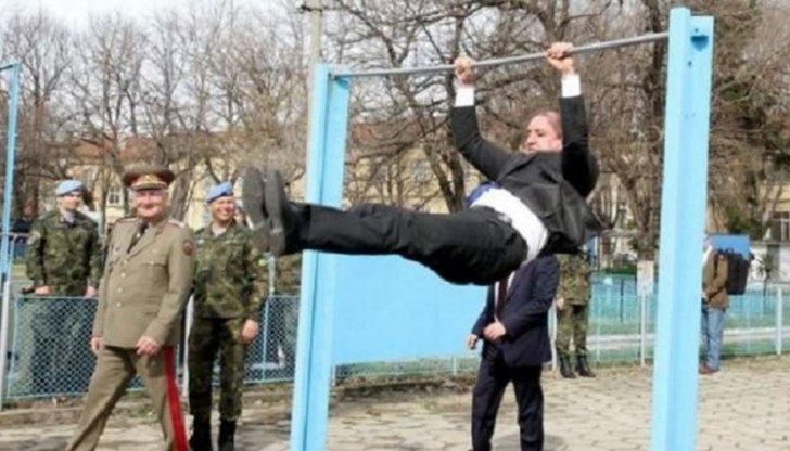 Президентът извъртя коремно като по устав