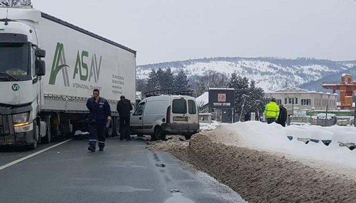 Микробусът се е движел с несъобразена скорост / Снимката е илюстративна Микробусът се е движел с несъобразена скорост / Снимката е илюстративна