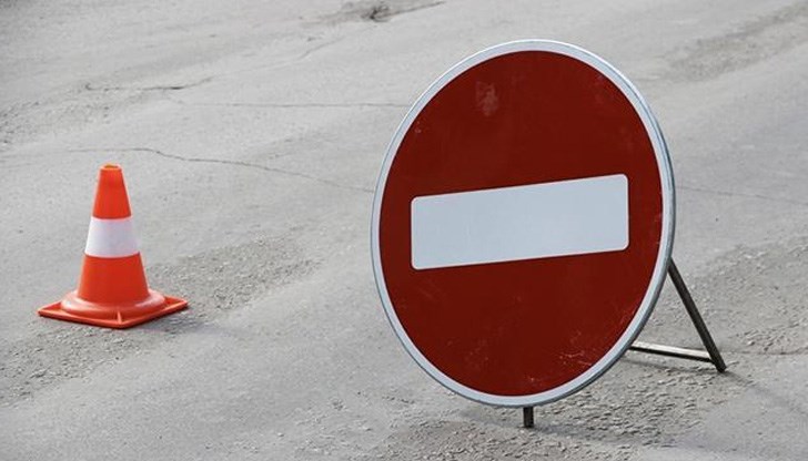 Движението се осъществява в една лента Движението се осъществява в една лента