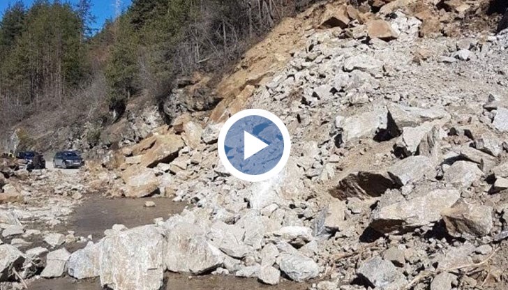 Хората рискуват живота си, за да отидат на работа и училище