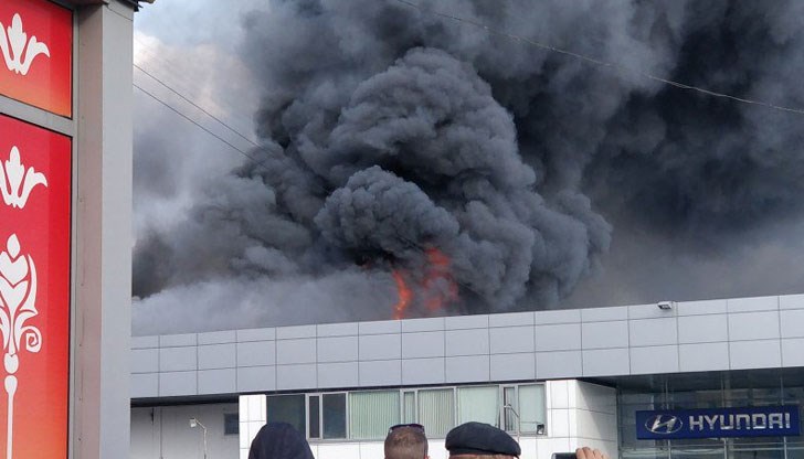 Хората, намиращи се в сградата, са евакуирани