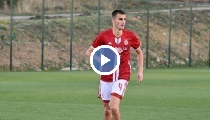 В 37-ата минута националът изпусна нервите си по брутален начин, като удари не веднъж, а два пъти Васил Шопов